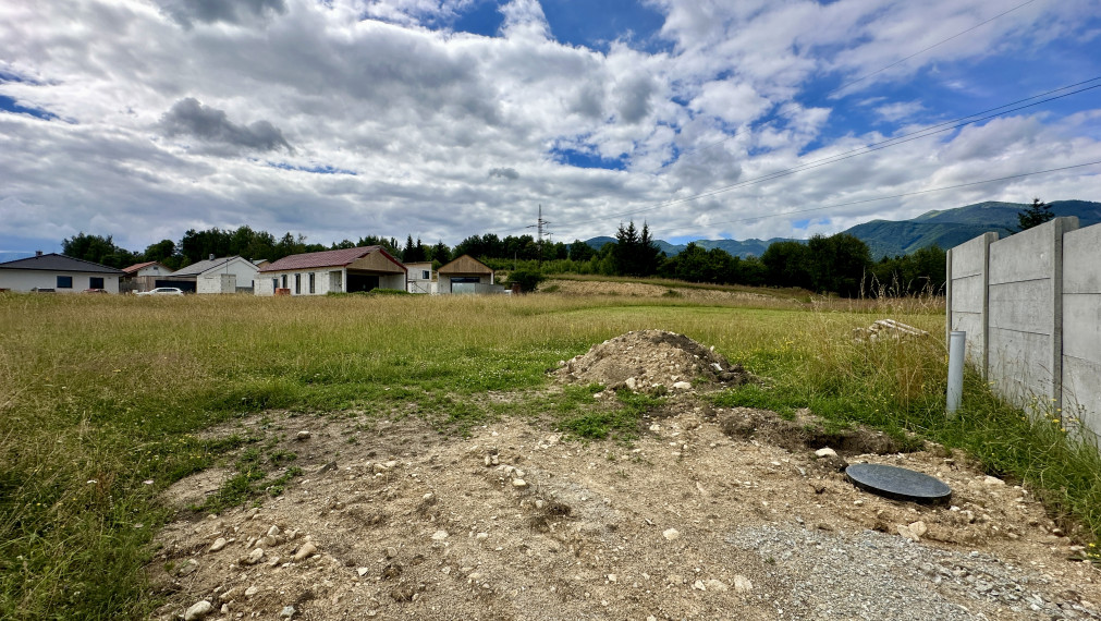 Slnečný stavebný pozemok s projektom RD