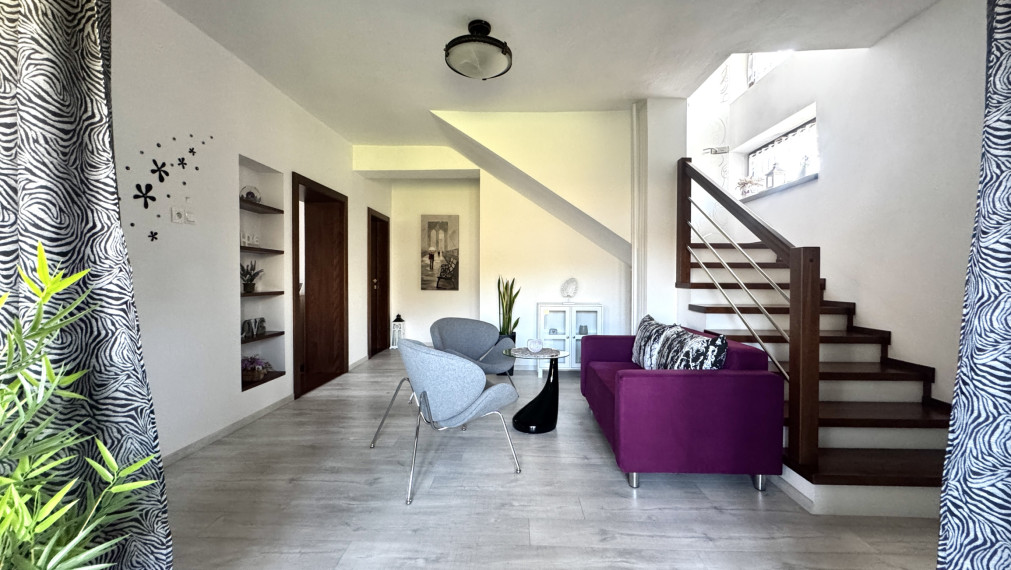 Priestranný rodinný dom s veľkým pozemkom a garážou