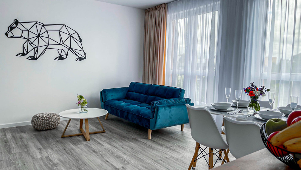 Kompletne zariadený 3-i byt s balkónom a parkovaním, URSUS