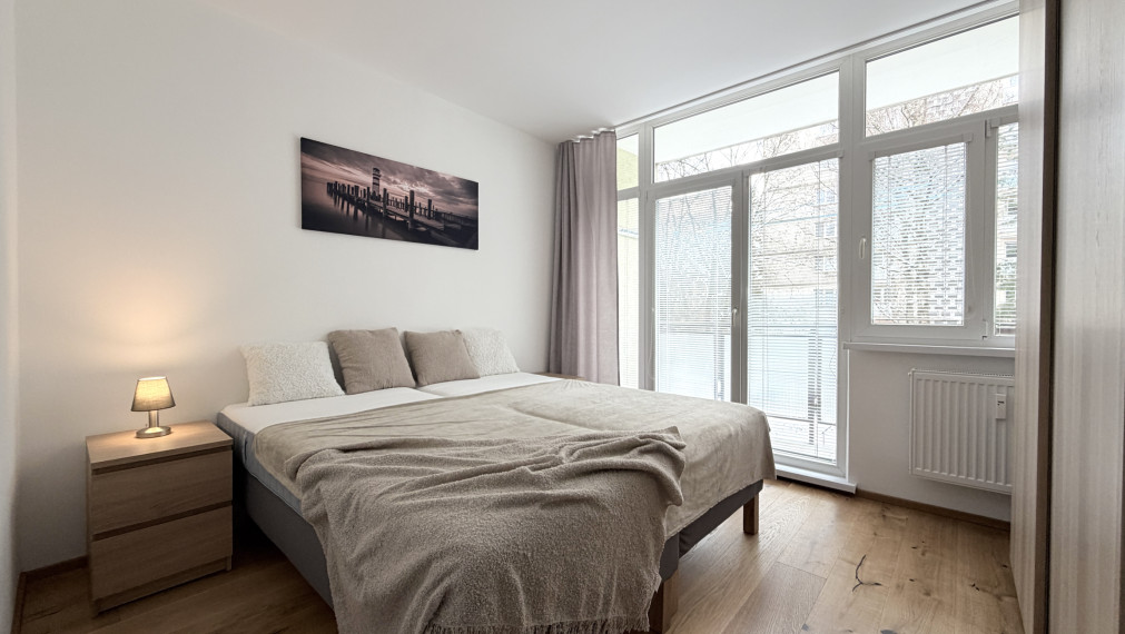 NOVÝ 2i BYT NA BULVÁRI s 2 balkónmi, svetlý, neobývaný