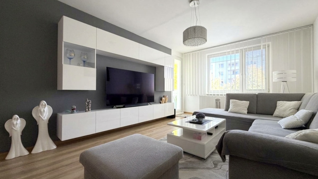 Moderne zariadený 3-izbový byt | Šatník | Presklená lodžia