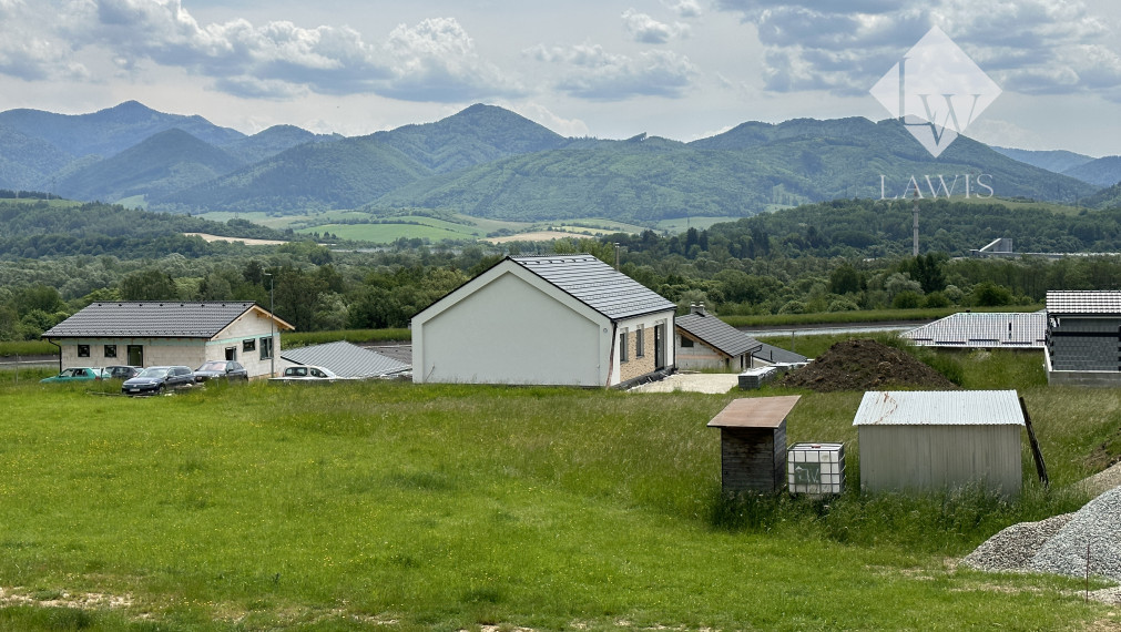 Slnečný stavebný pozemok s projektom RD