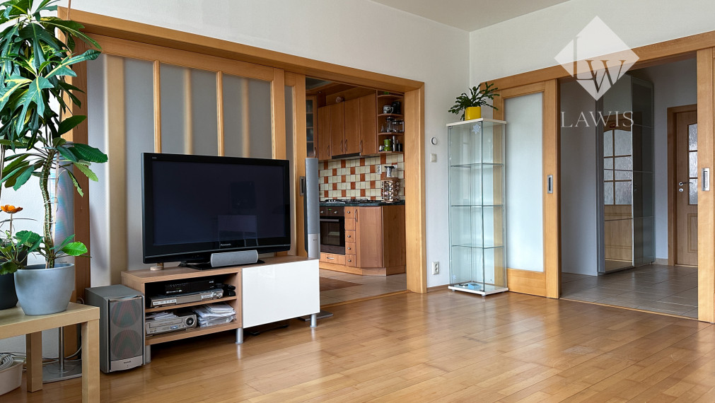 REZERVOVANÝ - Priestranný 3-izbový byt (72m2) so šatníkom - Hájik