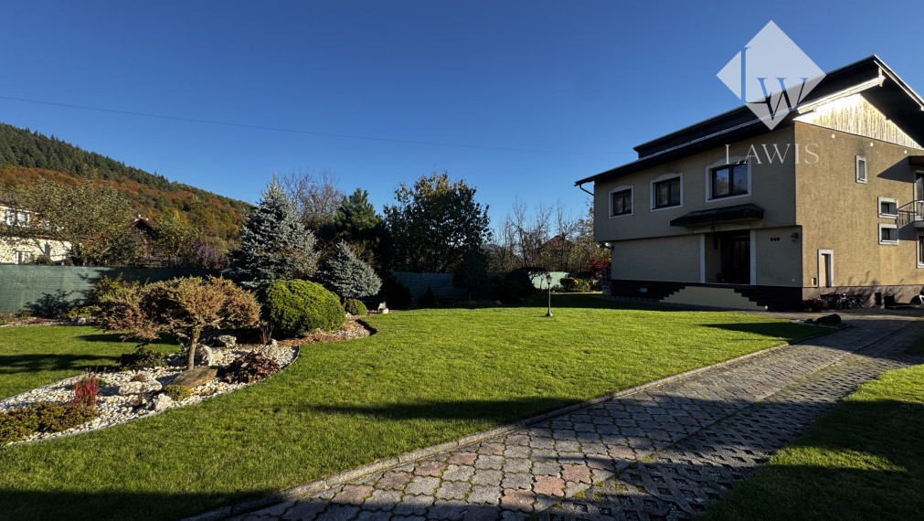 Priestranný rodinný dom s veľkým pozemkom a garážou