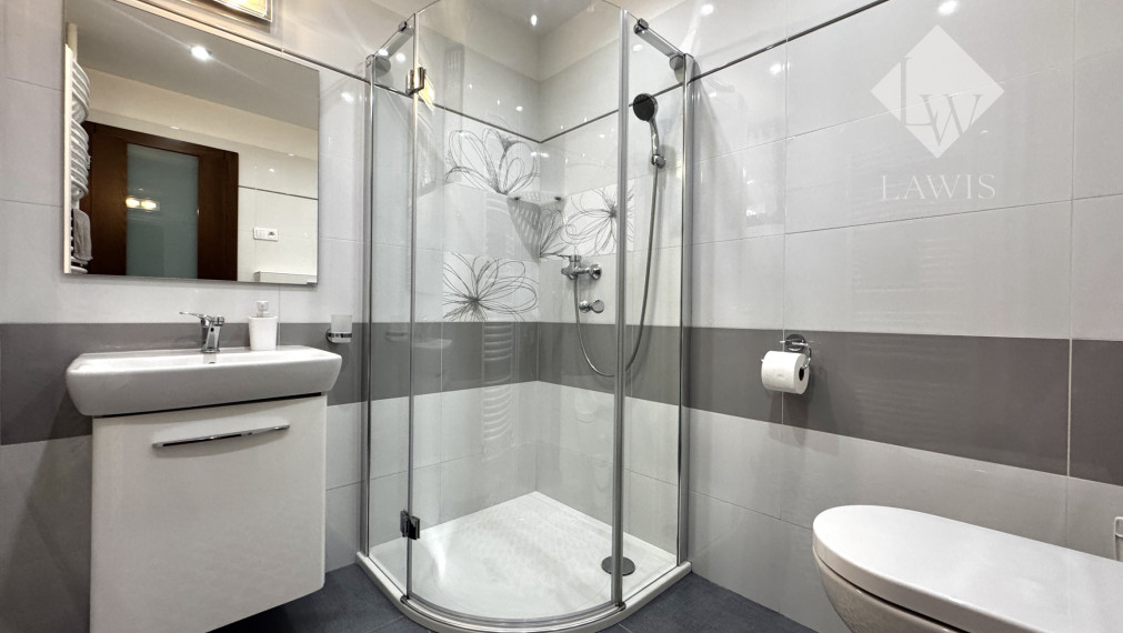 Priestranný rodinný dom s veľkým pozemkom a garážou