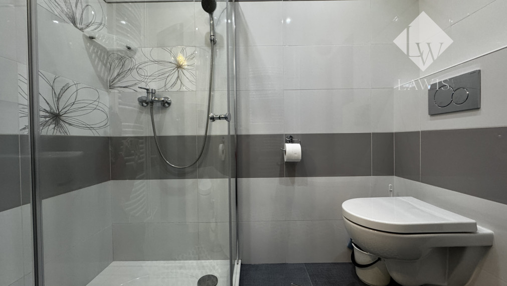 Priestranný rodinný dom s veľkým pozemkom a garážou