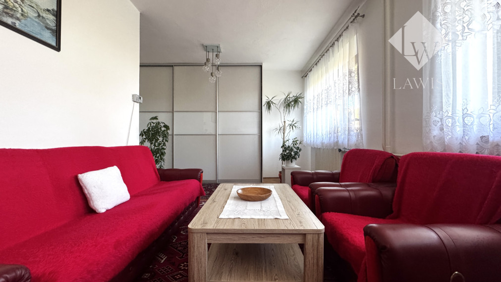 Priestranný rodinný dom s veľkým pozemkom a garážou