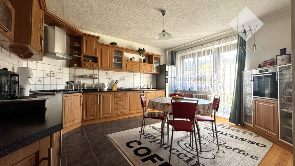 Priestranný rodinný dom s veľkým pozemkom a garážou