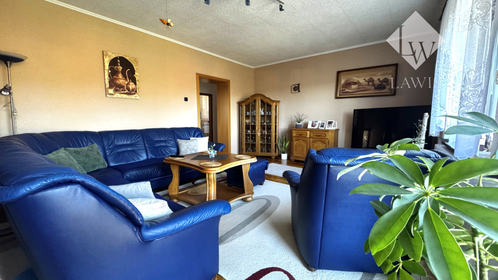 Priestranný rodinný dom s veľkým pozemkom a garážou