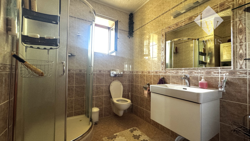 Priestranný rodinný dom s veľkým pozemkom a garážou