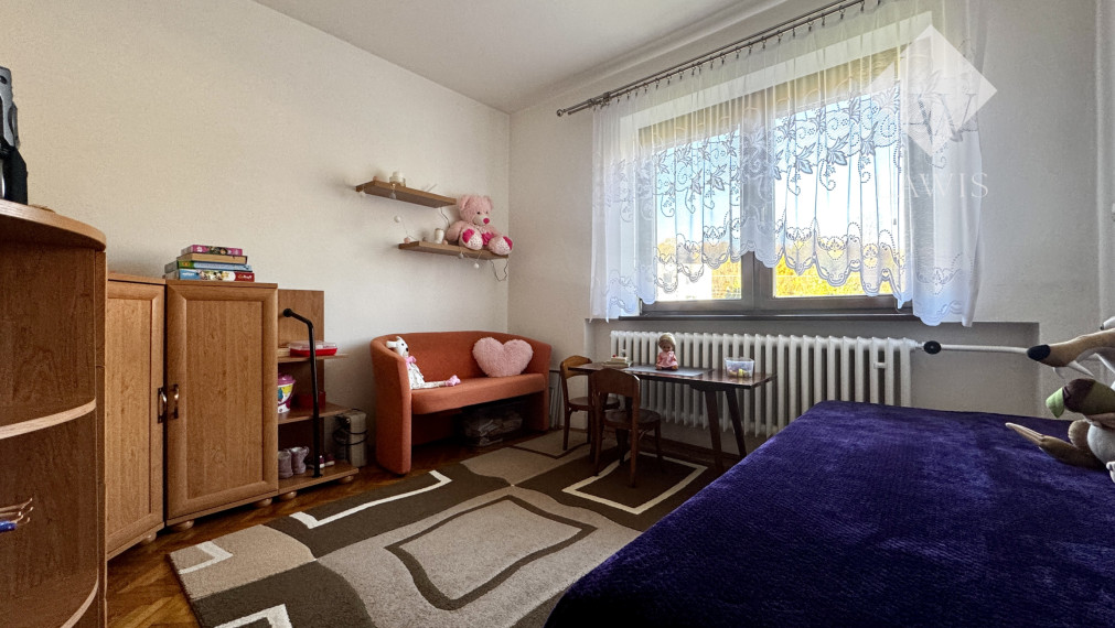 Priestranný rodinný dom s veľkým pozemkom a garážou