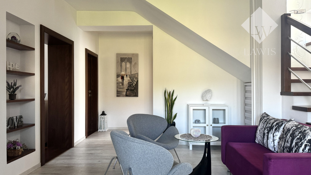 Priestranný rodinný dom s veľkým pozemkom a garážou