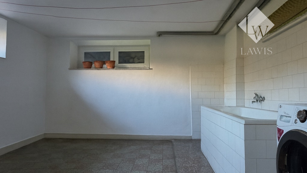 Priestranný rodinný dom s veľkým pozemkom a garážou