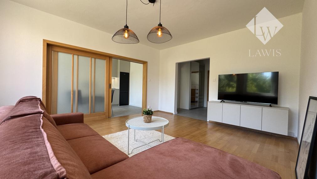 Novozrekonštruovaný, priestranný byt so šatníkom - Hájik