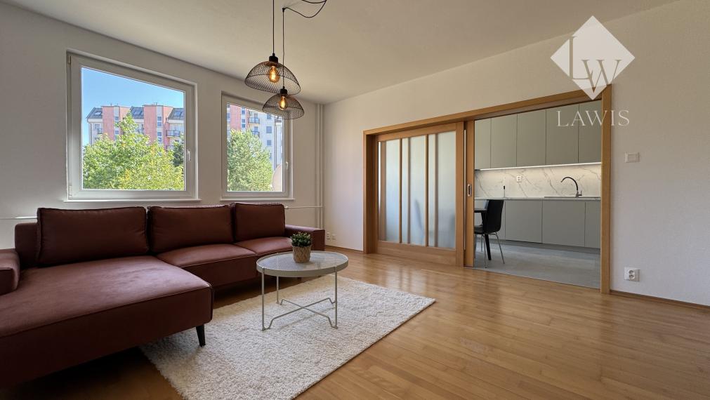 Novozrekonštruovaný, priestranný byt so šatníkom - Hájik