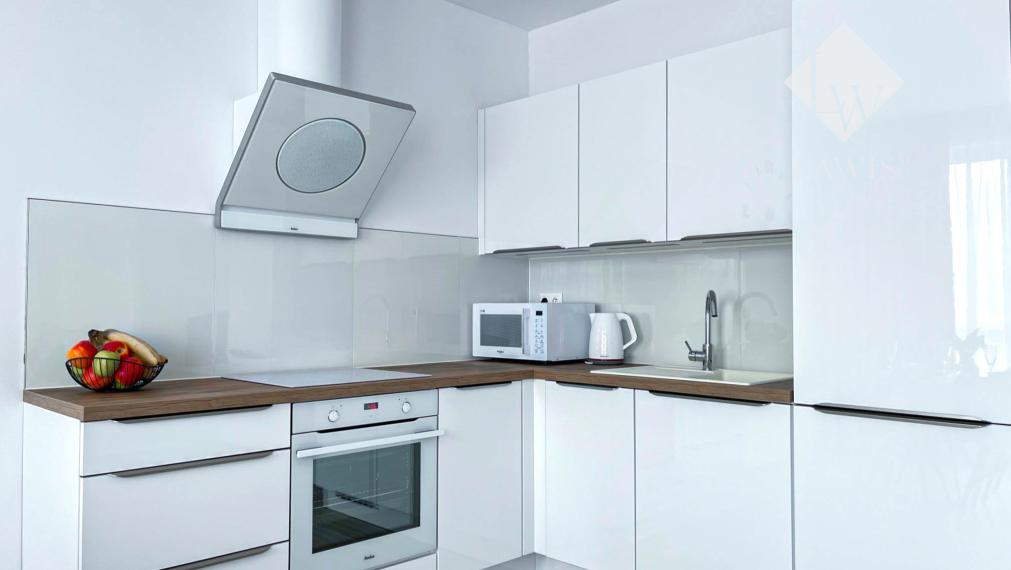 Kompletne zariadený 3-i byt s balkónom a parkovaním, URSUS