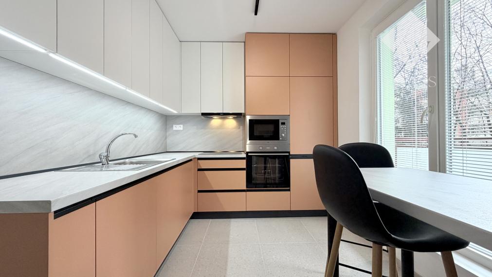 NOVÝ 2i BYT NA BULVÁRI s 2 balkónmi, svetlý, neobývaný