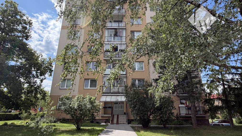 Priestranný zrekonštruovaný byt s loggiou neďaleko centra