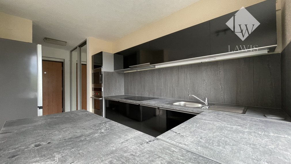 moderný 2i so súkromným parkovacím miestom a balkónom