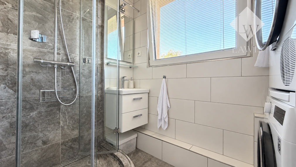 Moderne zariadený 3-izbový byt | Šatník | Presklená lodžia