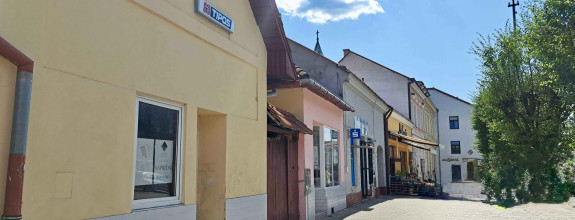 Rodinné domy hneď vedľa námestia