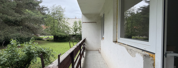 Priestranný byt s potenciálom na 4i a veľkou loggiou