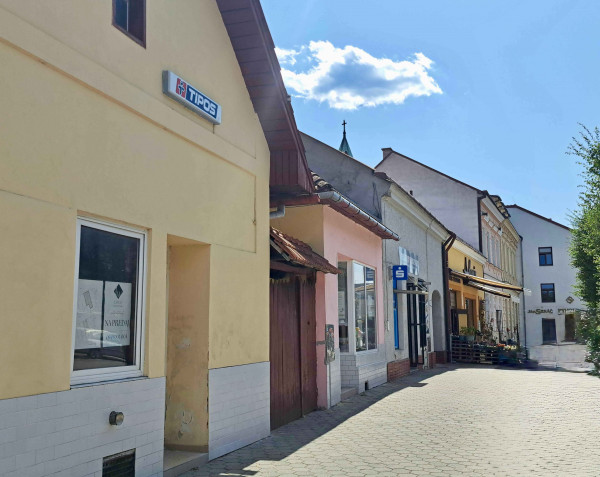 Rodinné domy pri námestí v centre mesta