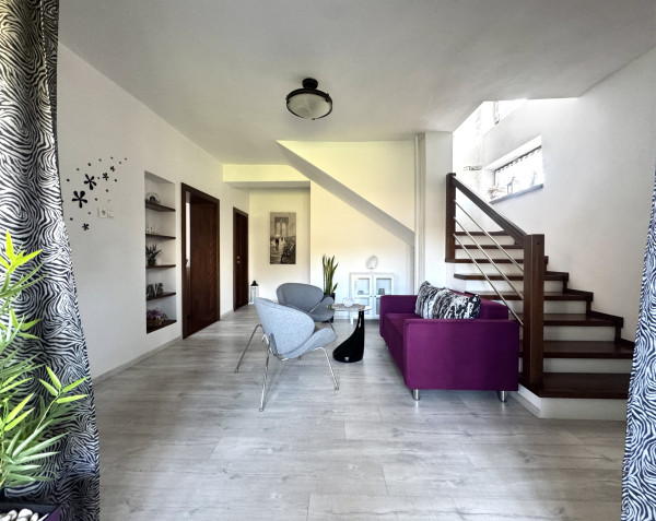 Priestranný rodinný dom s veľkým pozemkom a garážou