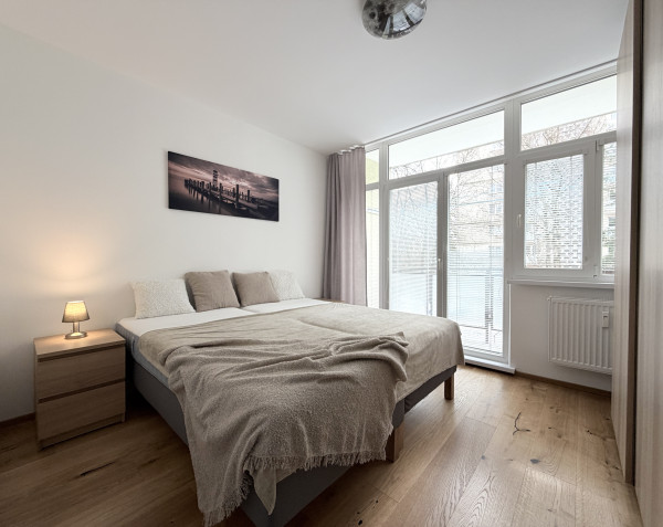 NOVÝ 2i BYT NA BULVÁRI s 2 balkónmi, svetlý, neobývaný