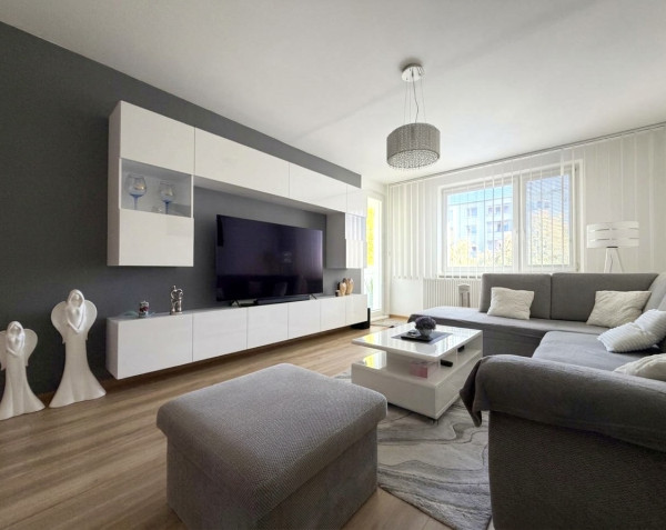 Moderne zariadený 3-izbový byt | Šatník | Presklená lodžia